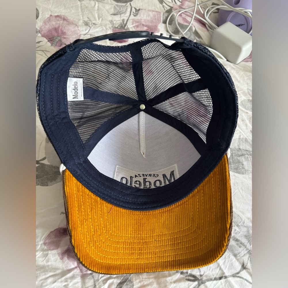 Modelo Hat - Picture 2 of 3